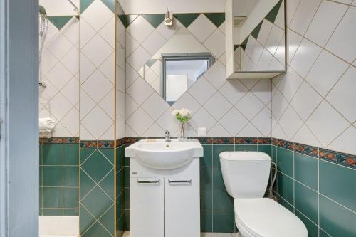 ワルシャワにあるNoctis Apartment Bagnoのバスルーム(トイレ、洗面台付)