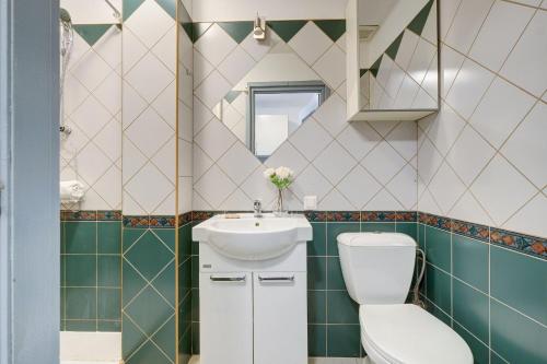 un baño con inodoro y lavabo en Noctis Apartment Bagno, en Varsovia