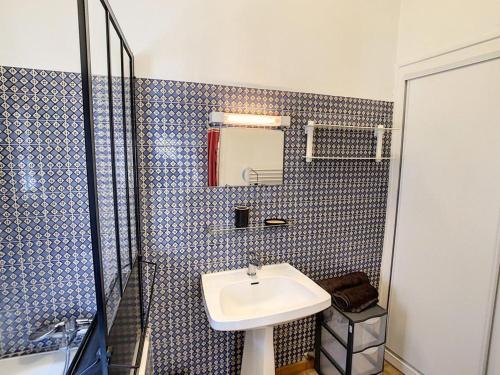 une salle de bain avec un lavabo et une douche dans l'établissement Petit cocon en plein centre historique d'Uzès - Place aux herbes en zone piétonnière, à Uzès