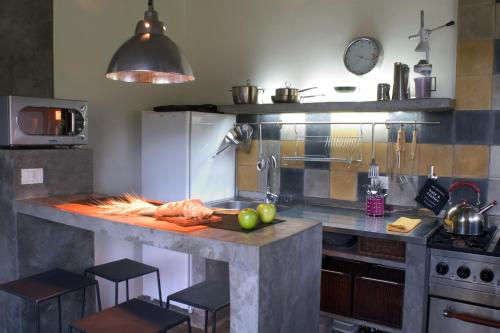 una cocina con una barra con verduras.  en Casaplaya en Las Gaviotas