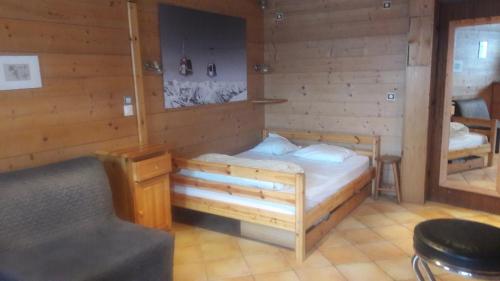 クレスト・ヴォランにあるLe Narcisse, Crest-Volandの木製の部屋にベッド1台が備わるベッドルーム1室があります。