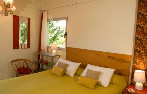 une chambre avec un lit avec des draps et des oreillers jaunes dans l'établissement Casaplaya, à Las Gaviotas