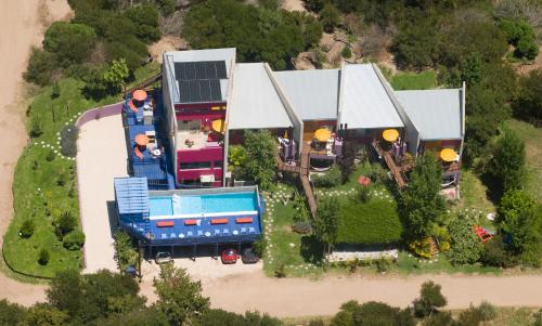 une vue aérienne d'une maison avec piscine dans l'établissement Casaplaya, à Las Gaviotas