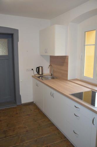 Apartmány U Soptíkaにあるキッチンまたは簡易キッチン