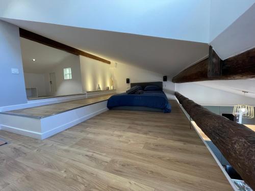 Nice Renting - MASSENA - LOFT - HEART of VIEIL ANTIBES - THE MARKET WITH SEA VIEW photo 24