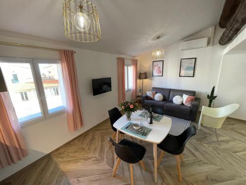 Nice Renting - MASSENA - LOFT - HEART of VIEIL ANTIBES - THE MARKET WITH SEA VIEW photo 12