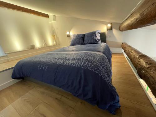 Nice Renting - MASSENA - LOFT - HEART of VIEIL ANTIBES - THE MARKET WITH SEA VIEW photo 8