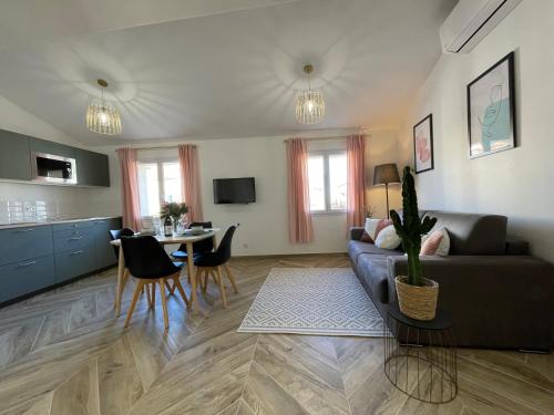 Nice Renting - MASSENA - LOFT - HEART of VIEIL ANTIBES - THE MARKET WITH SEA VIEW photo 16