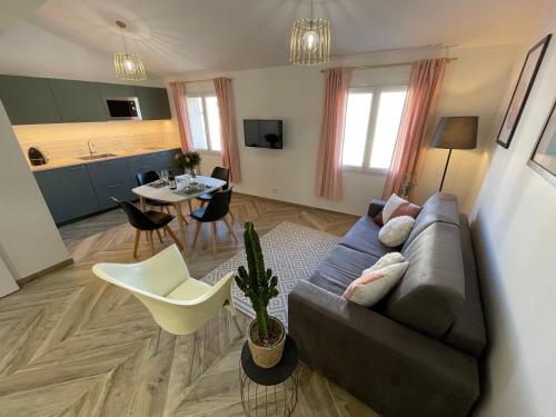Nice Renting - MASSENA - LOFT - HEART of VIEIL ANTIBES - THE MARKET WITH SEA VIEW