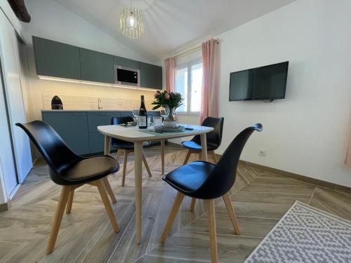 Nice Renting - MASSENA - LOFT - HEART of VIEIL ANTIBES - THE MARKET WITH SEA VIEW photo 14
