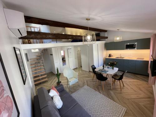 Nice Renting - MASSENA - LOFT - HEART of VIEIL ANTIBES - THE MARKET WITH SEA VIEW photo 5