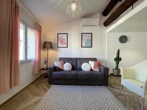 Nice Renting - MASSENA - LOFT - HEART of VIEIL ANTIBES - THE MARKET WITH SEA VIEW photo 3