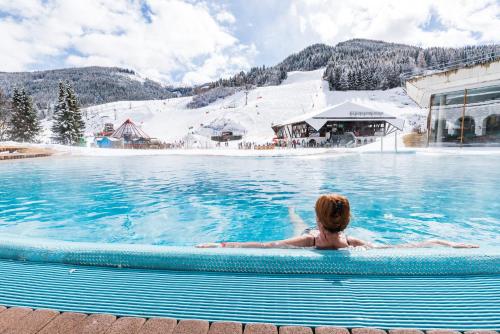 Swimmingpoolen hos eller tæt på Gutzingerhof