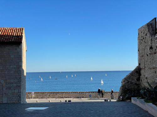 Nice Renting - MASSENA - LOFT - HEART of VIEIL ANTIBES - THE MARKET WITH SEA VIEW photo 30