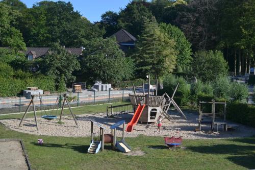 un parque con parque infantil con tobogán en Barbos en Lembeke
