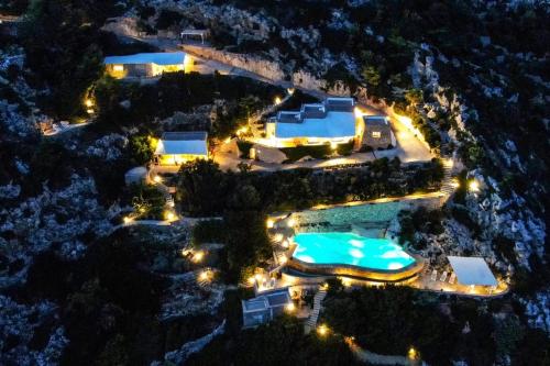 レウカにあるLe Biancateの夜間のプール付き邸宅の空中ビュー