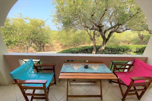 阿莫迪的住宿－Villa Dionysia Amoudi，阳台配有桌椅和窗户