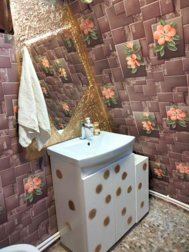 a bathroom with a sink and a mirror at Popasul Dacilor in Predeluţ