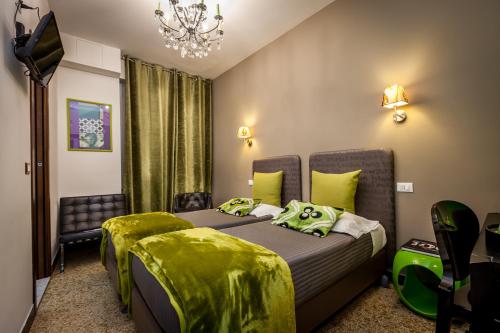 Un pat sau paturi într-o cameră la Hotel Bologna