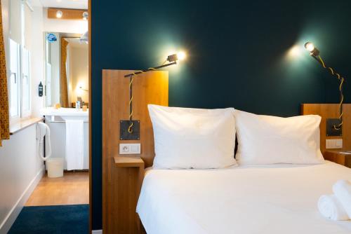 a bedroom with a large bed with white pillows at ibis Styles Nancy Centre Gare in Nancy
