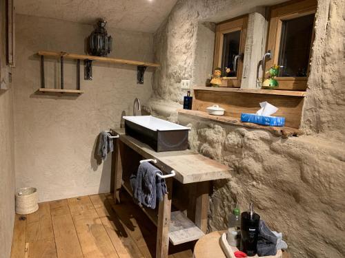 Boutique Cottage - Sauna and Jacuzzi - El Clandestino في Érezée: حمام مع حوض ومكتب مع حوض