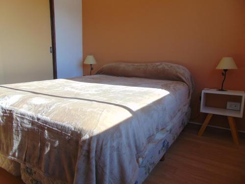 1 dormitorio con 1 cama y 1 mesa con lámpara en Hermoso departamento en San Telmo en Buenos Aires