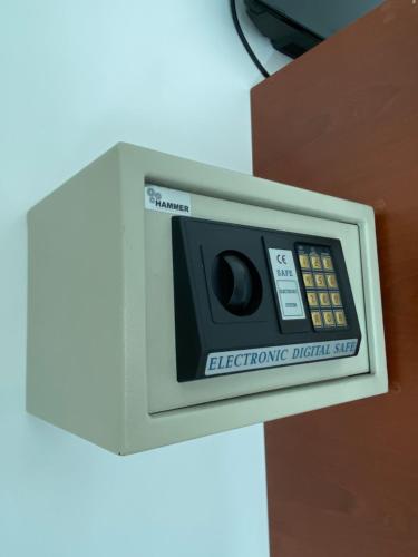 an electronic device with a remote control in a box at Hotel Manhattan Barbosa in Barbosa