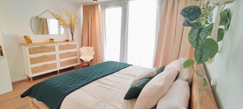 1 dormitorio con cama y ventana grande en Stilvolle Galeriewohnung im Land der tausend Berge, en Marsberg