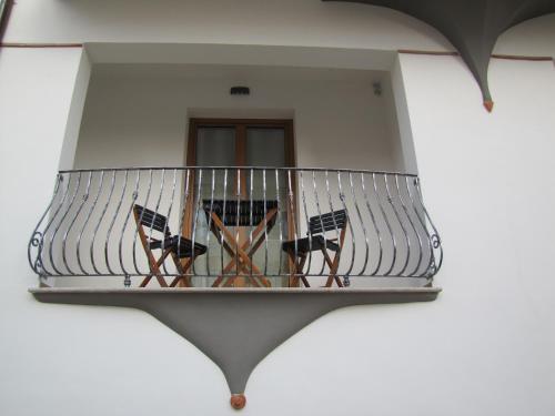 two dogs are sitting on a balcony at Affittacamere Su Maistu e Linna in Cardedu