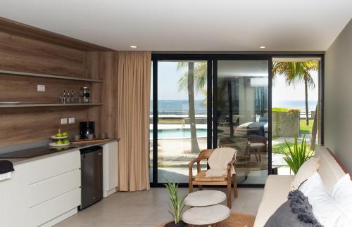 eine Küche und ein Wohnzimmer mit Meerblick in der Unterkunft Fishermans Resort Life in La Libertad
