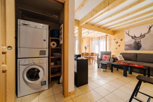 - un salon avec un lave-linge dans une maison dans l'établissement Le Refuge du Cerf, à Le Tholy