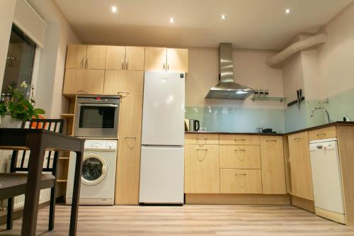Кухня или мини-кухня в Brassy apartment

