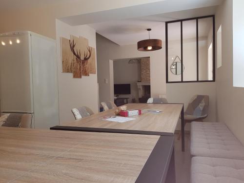 une cuisine et une salle à manger avec une table et des chaises dans l'établissement Maison Familiale proche Zoo de Beauval à Selles sur Cher GITE A l'Ombre du Saule, à Selles-sur-Cher