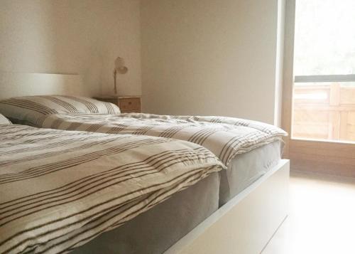 two beds in a bedroom with a window at At the Potter’s House in Niederndorf