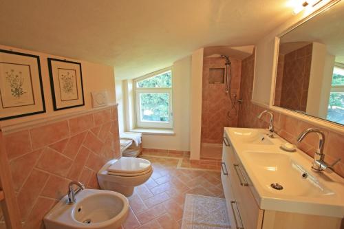 W łazience znajduje się umywalka, toaleta i umywalka. w obiekcie Villa Stauder w mieście Genzano di Roma