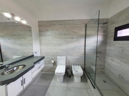 a bathroom with a toilet and a sink and a shower at Casa de vacaciones Vaqueros in Vaqueros