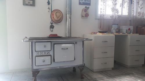 a kitchen with an old stove in a room at Solar da Lagoa in Florianópolis