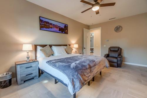 Tempat tidur dalam kamar di Short term vacation rental luxury B&B CTH