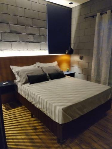 FaxinalにあるFlats do Lagoの部屋の中に大きなベッドがある寝室