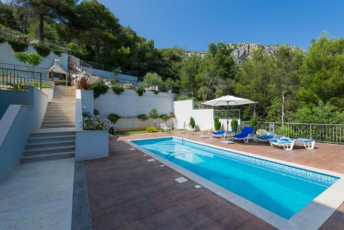 dom z basenem i patio w obiekcie Island Hvar Seaside Villa Levanda with Beach, Pool & Seaview w Hvarze