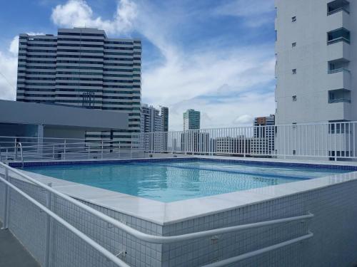 uma grande piscina no telhado de um edifício em Espetacular Flat em Miramar 2 em João Pessoa