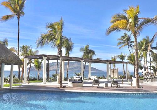 uma piscina num resort com palmeiras e um gazebo em Camino Al Mar with Amazing View of the Ocean, Beach and Pool em Mazatlán