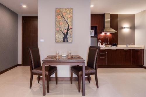 Grand Mercure Bangkok Asoke Residenceにあるキッチンまたは簡易キッチン