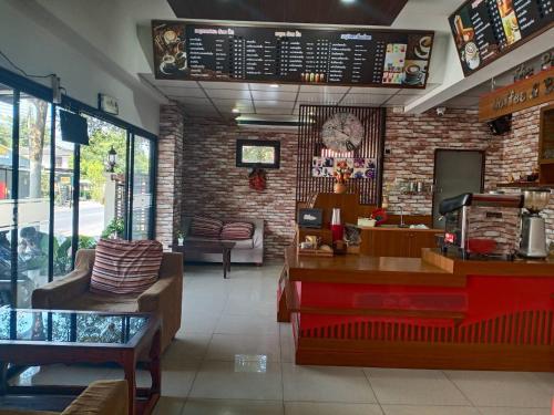 ein Fast-Food-Restaurant mit Ziegelwand in der Unterkunft โสดาอพาร์ทเม้นท์​ in Ban Lam Phak Kut