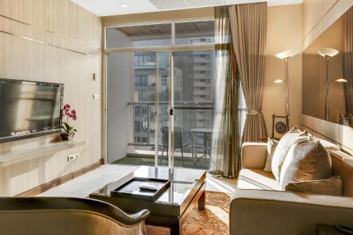 Grand Mercure Bangkok Asoke Residenceにあるテレビまたはエンターテインメントセンター