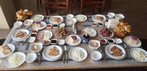 een tafel met borden en kommen eten bij Grand Ark Bukhara in Bukhara