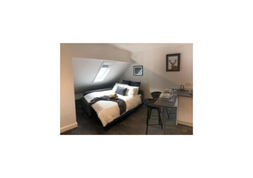 ein Hotelzimmer mit einem Bett und einem Schreibtisch in der Unterkunft Grey Apartment in Inverness