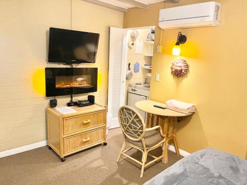TV a/nebo společenská místnost v ubytování A PLACE IN THE SUN Hotel - ADULTS ONLY Big Units, 24h Heated Pool & Spa in 1 Acre Park Prime Location, DOG Friendly, TOP Midcentury Modern Boutique Hotel