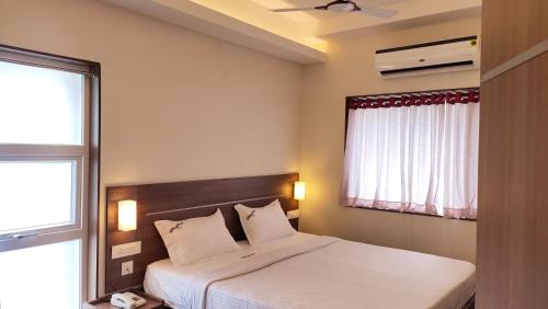 Postel nebo postele na pokoji v ubytování Hotel Rhythm Grand Suite