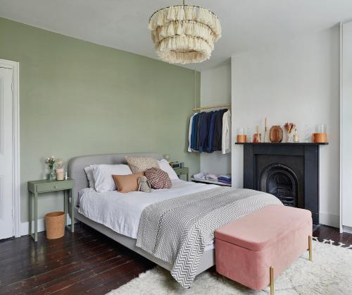 Ліжко або ліжка в номері Stylish 2-bed house with private garden in Hackney